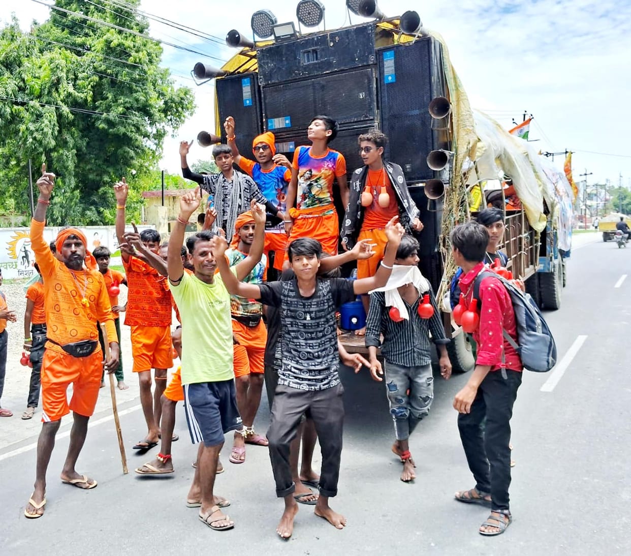 Kanwariyas gathered at Kachla Ghat to collect water, chants of Bhole echoed on the highway
