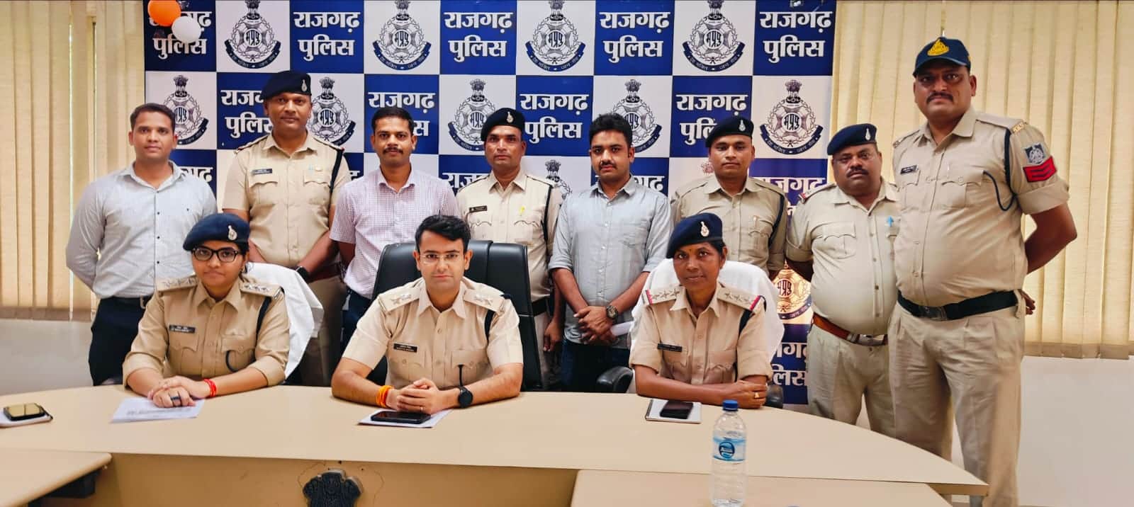खुलासा करते एसपी