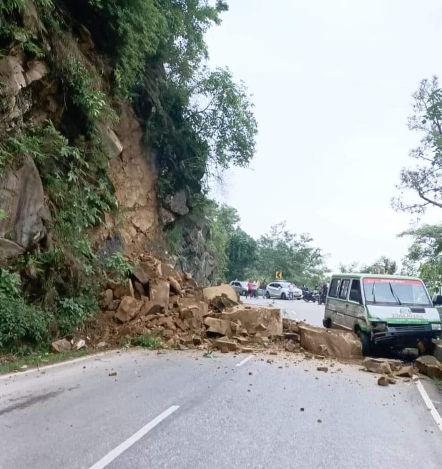 Rocks fell on ambulance near Ghatta, driver narrowly escaped.