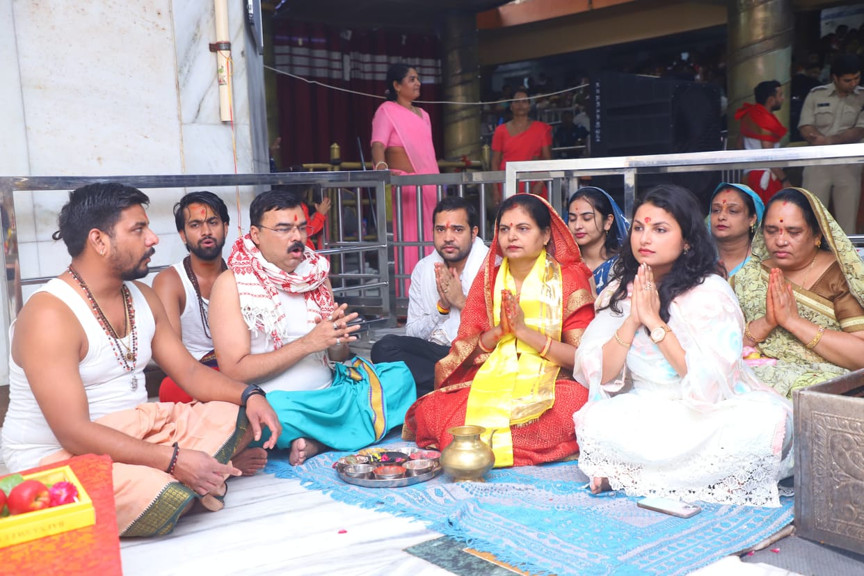 Ujjain CM Mohan Yadav family reached court of Baba Mahakal daughter Akanksha Yadav took blessings her birthday