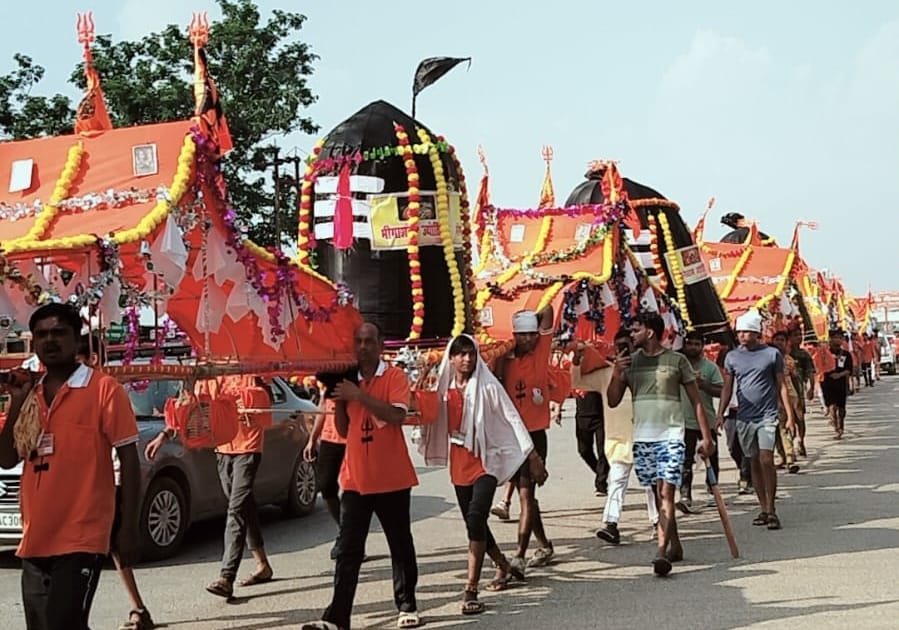 Shiv devotees of Marhara created history by bringing 211 feet Kanwar