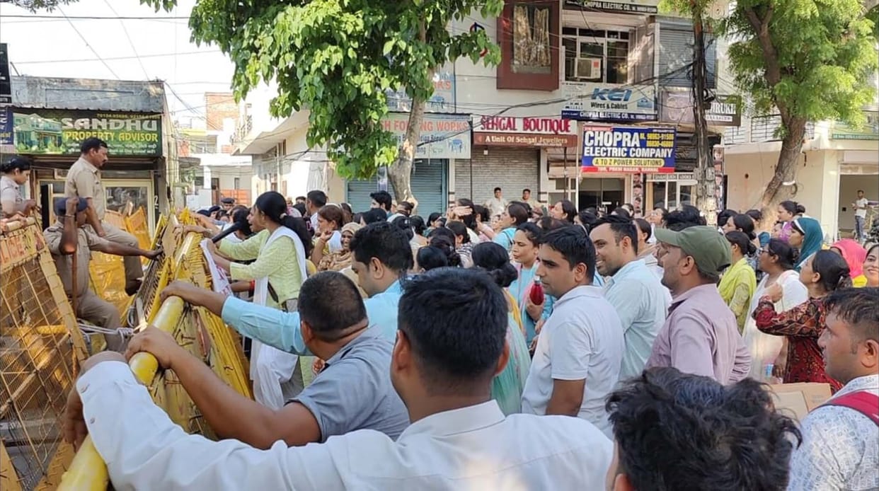Police stopped the nursing officers who were going to surround the CM residence.