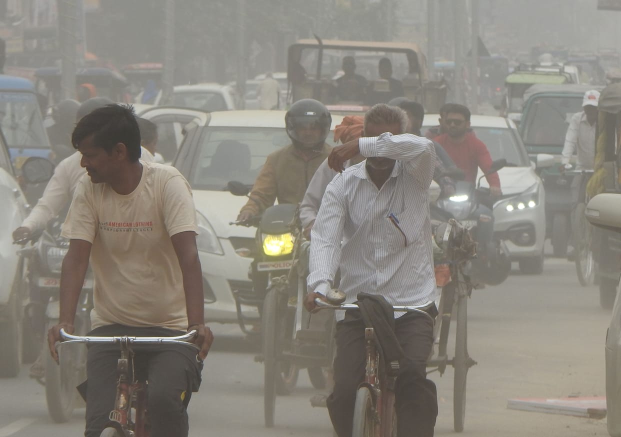 Siddharthnagar News: Dust flying on the road, causing harm