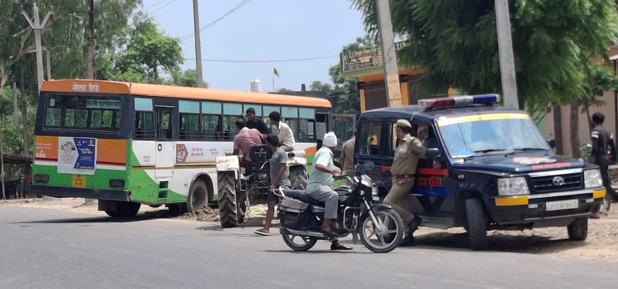 Four Kanwars broken due to collision between bus and tempo
