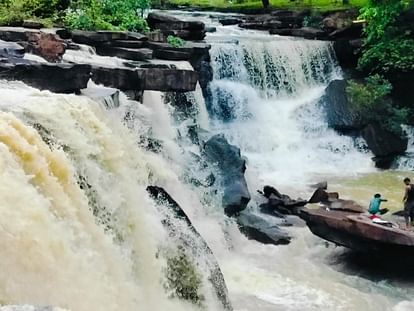Damoh News: दमोह में झमाझम बारिश से गुलजार हुए झरने, प्रकृति की सुरम्य नजारे देखने उमड़ रही सैलानियों की भीड़ Damoh Waterfalls attracting people, Tourists Damoh-Jabalpur and Katni highways