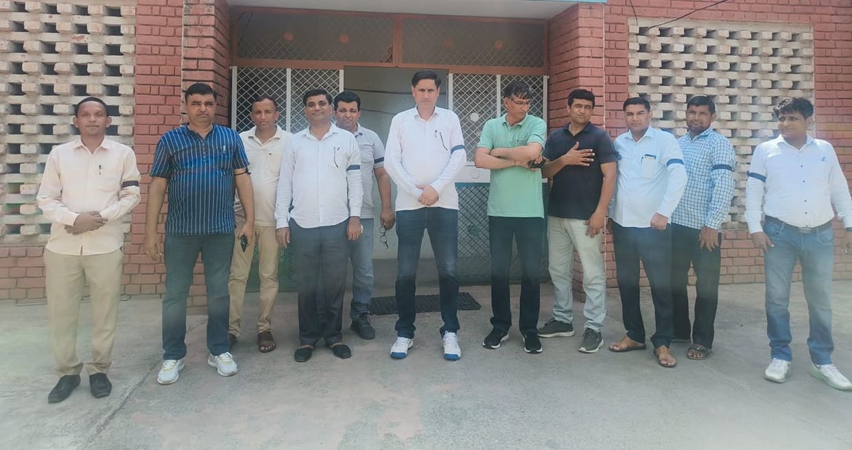Samagra Shiksha employees protested by wearing black badges