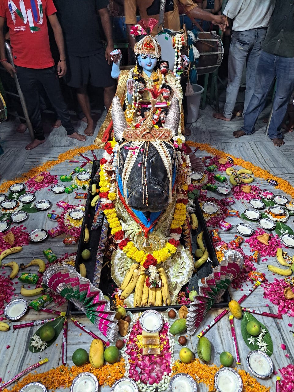 Devotees reached the temple, offered water and made wishes