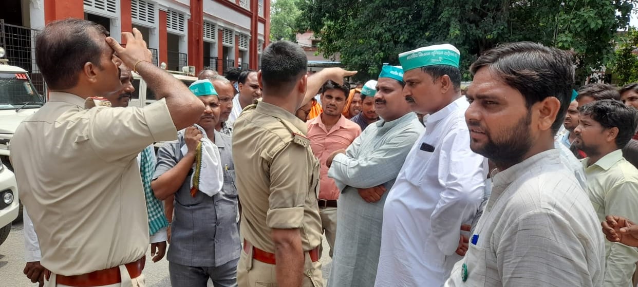Farmers created a ruckus in the collectorate, clashed with the police