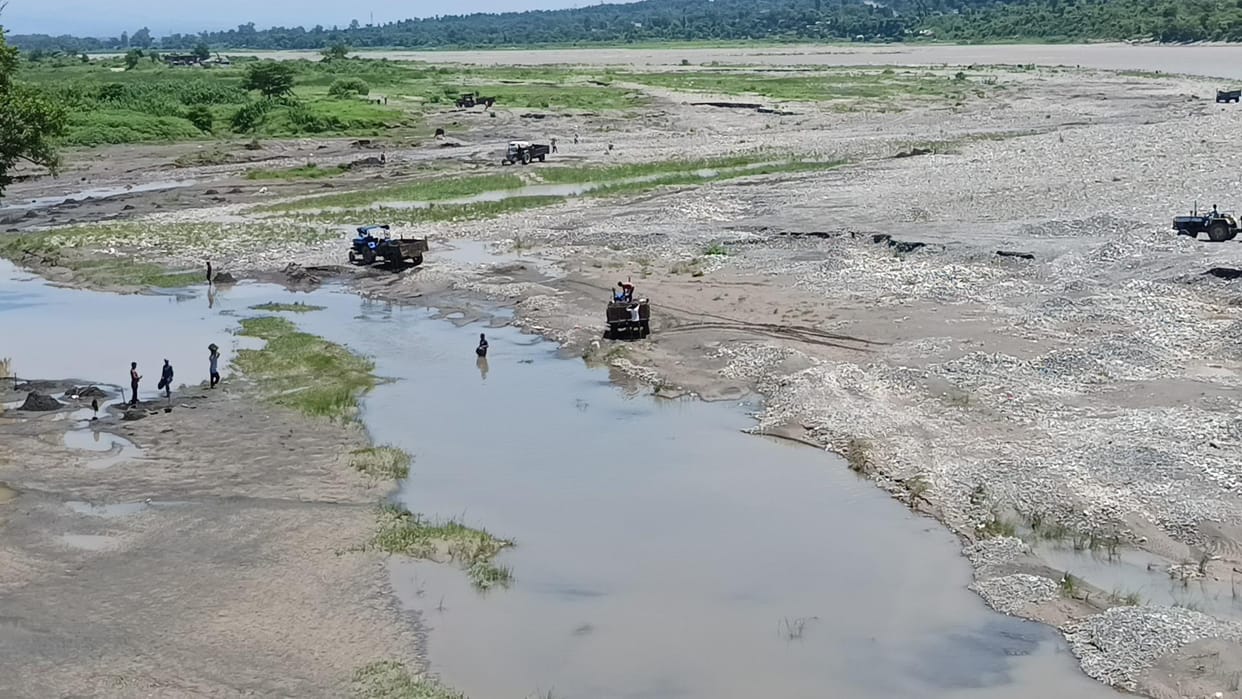 yamuna bridge in dangerous zone due to illegale minning
