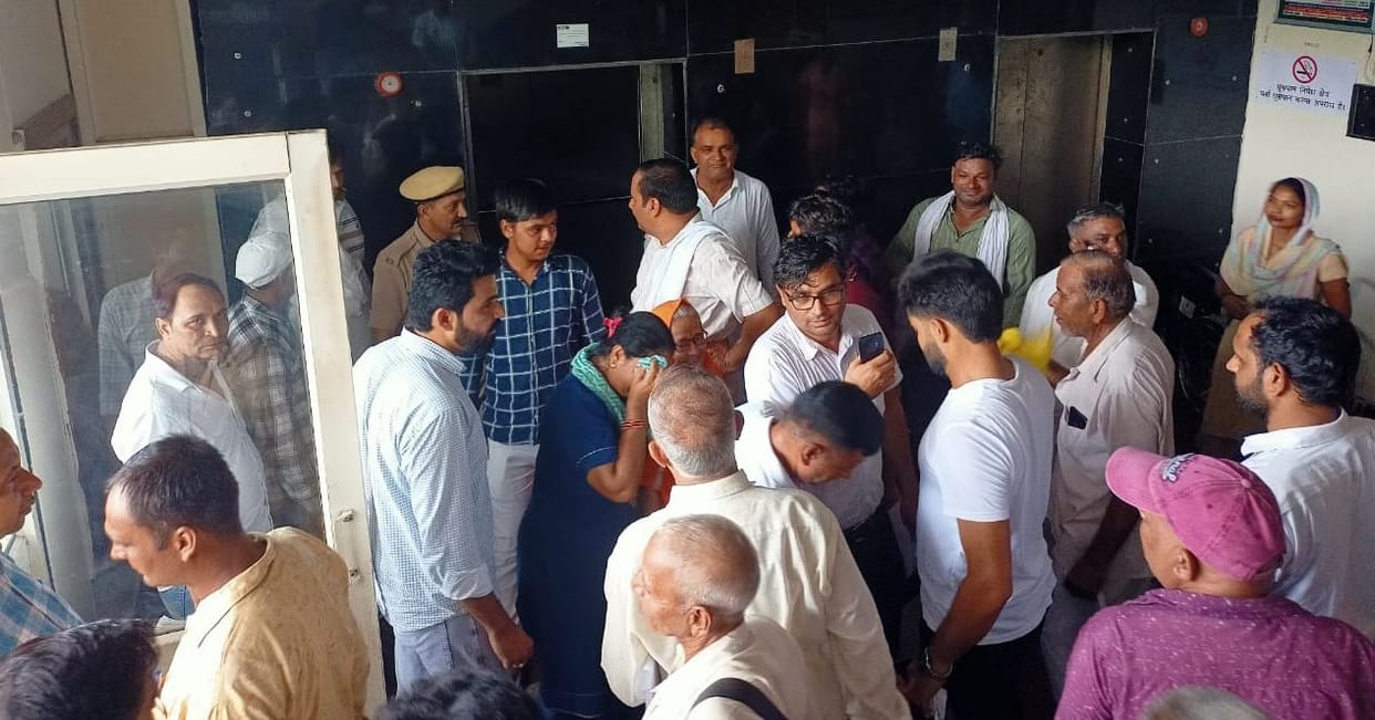 Four lives were stuck in the lift of Mini Secretariat for 15 minutes