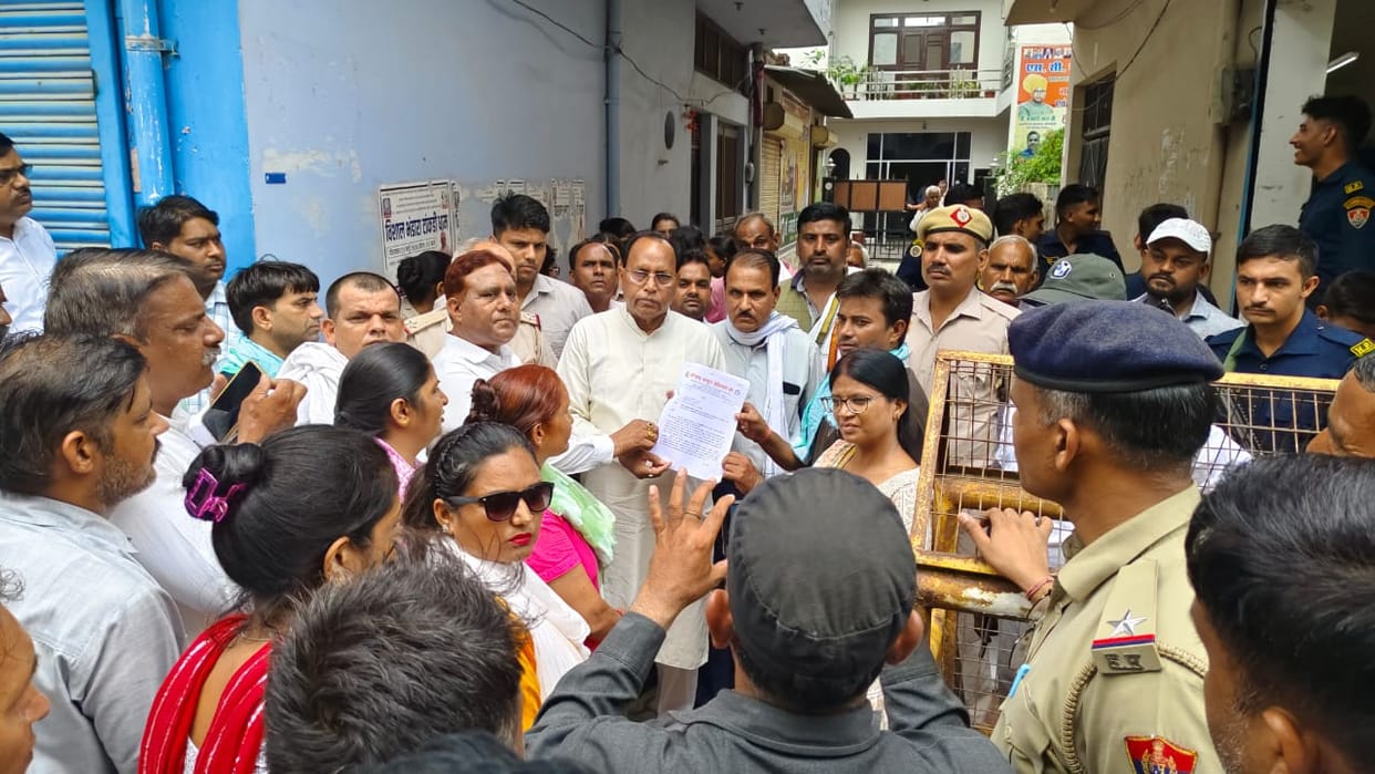 DITS employees took out a procession and submitted a memorandum to Dr. Banwari Lal.