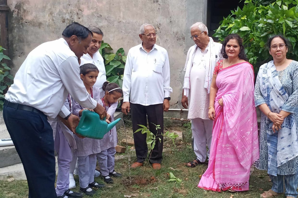 The students of Vaishya Kanya Pathshala planted saplings.