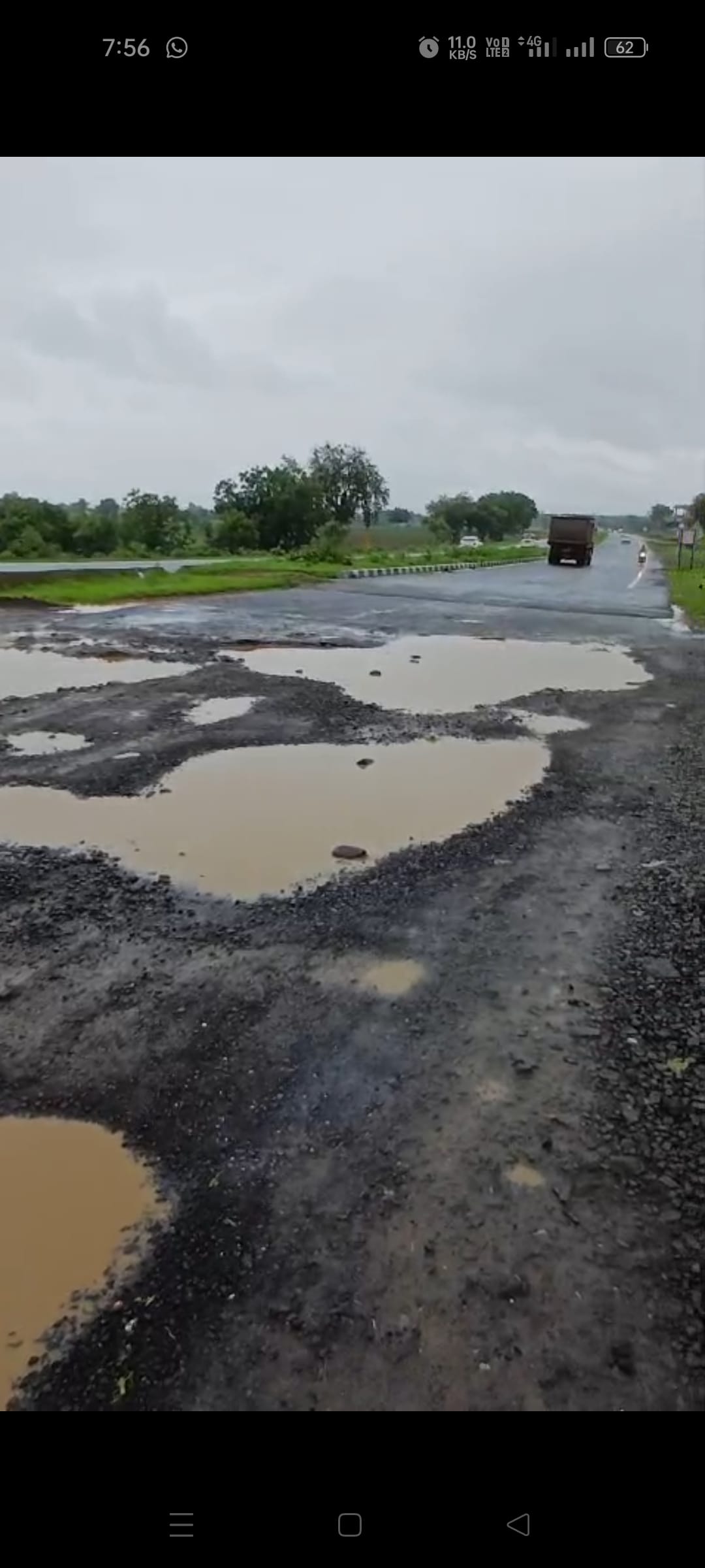 Khandwa: Accidents happening due to potholes on Indore Ichhapur highway