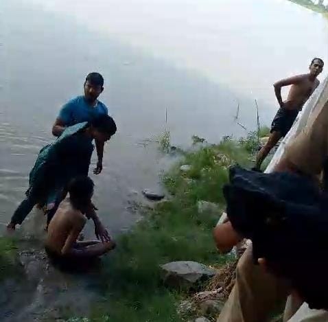 Four Shiva devotees including mother and son drowned in Yamuna, divers saved their lives