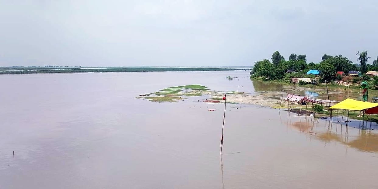 Ganga and Ramganga in spate, danger of flood in coastal villages