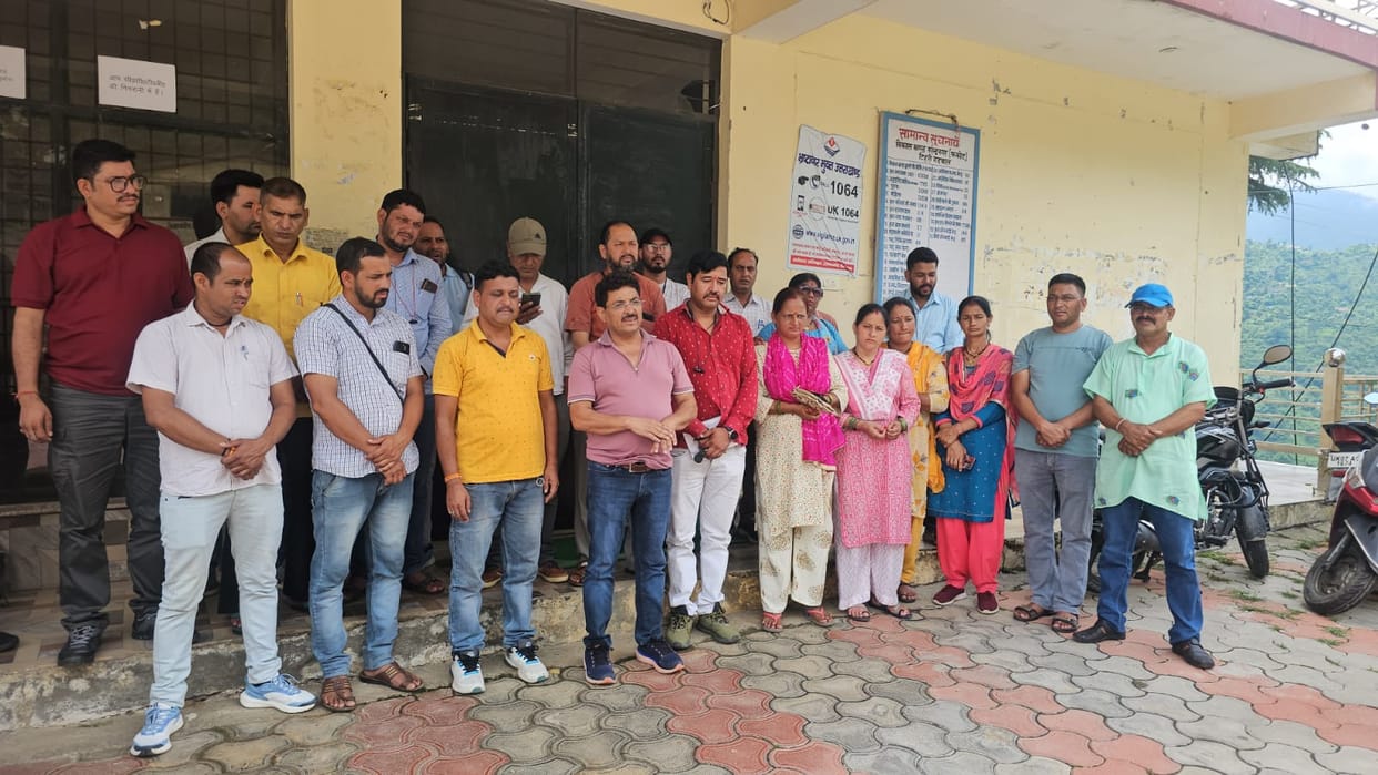 Panchayat representatives locked the block headquarters