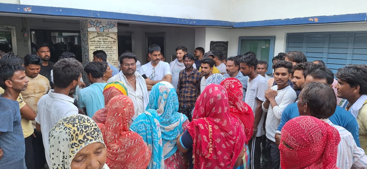 Contract workers demonstrated against the contractor in the Nagar Panchayat