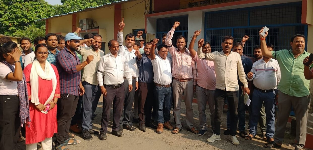 Junior Engineers of Irrigation Department protested