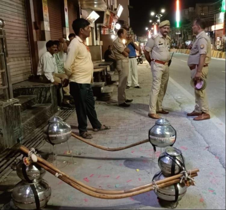 Two Kanwars found outside the shop, police became guards