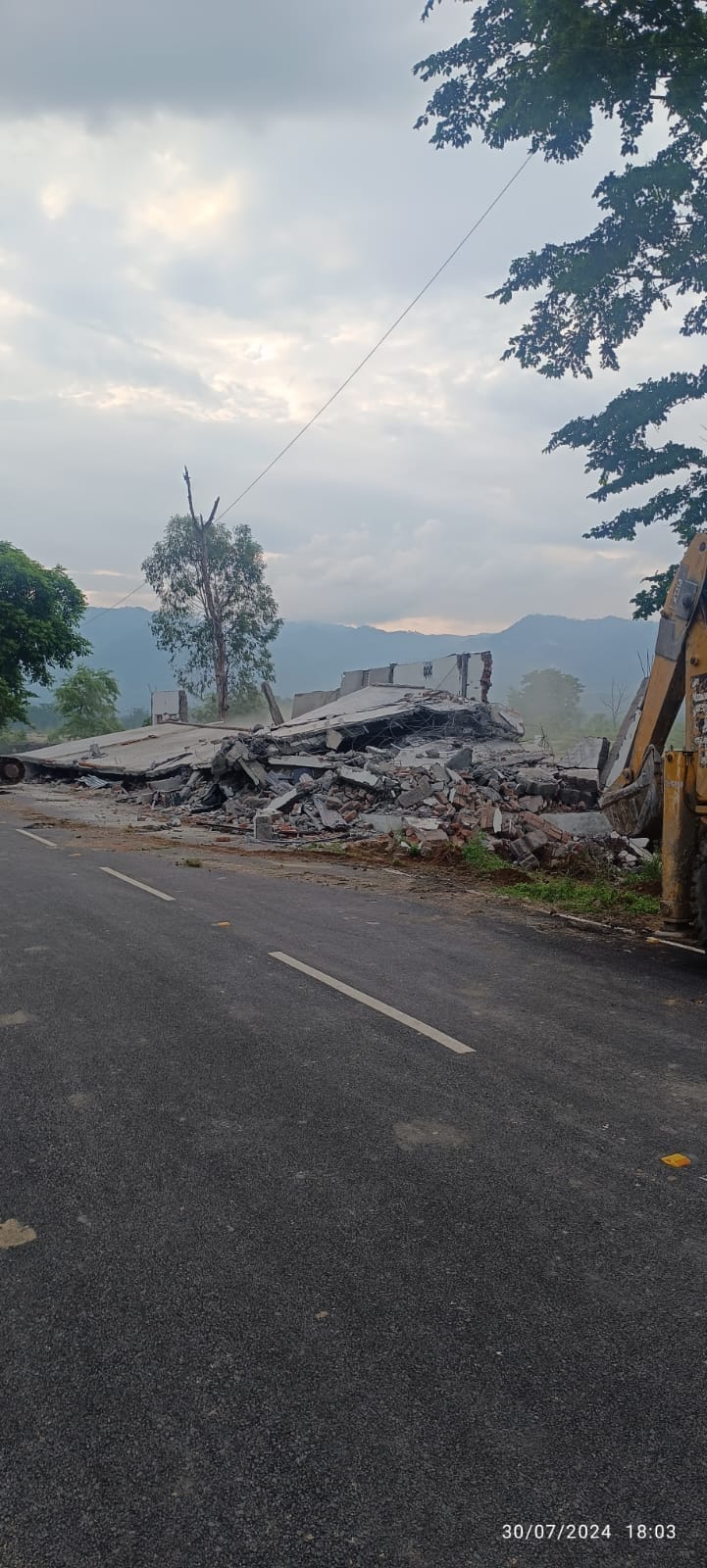 Administration demolished five shops with bulldozer