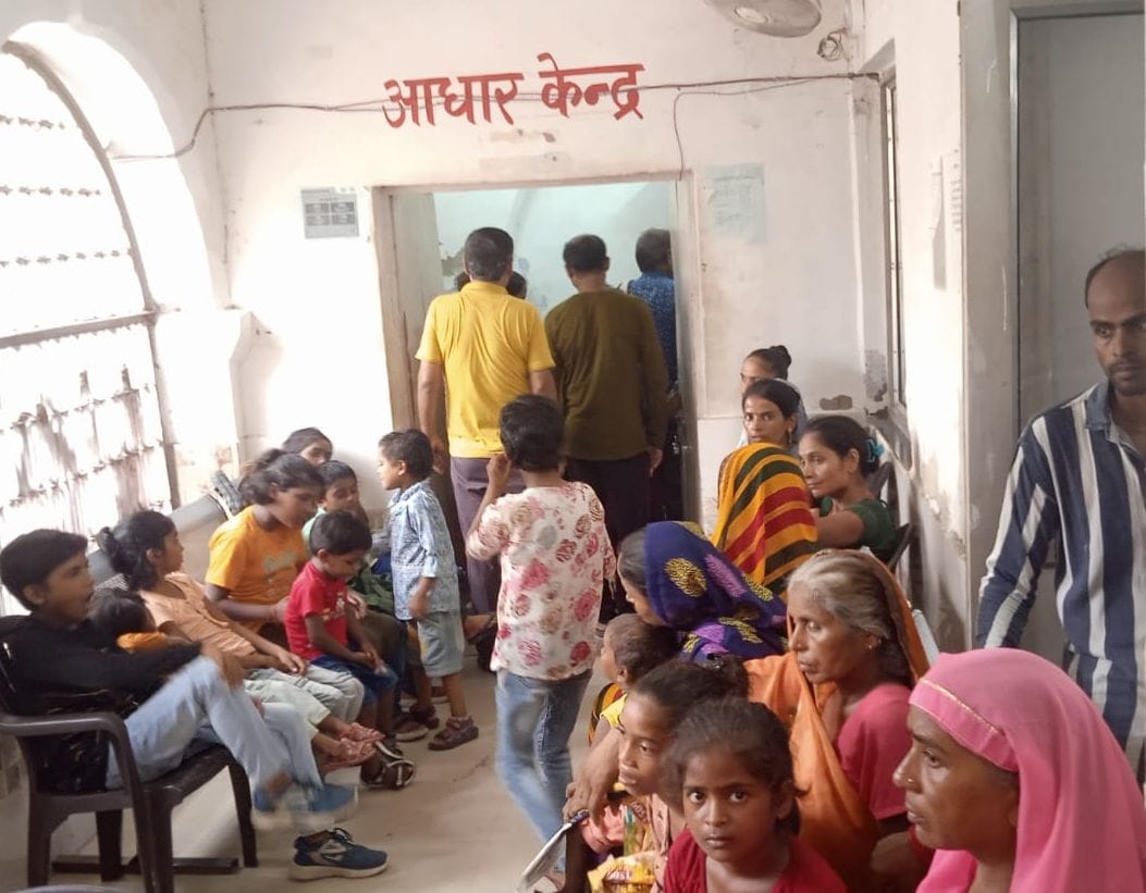 Clash in post offices to get Aadhaar card made