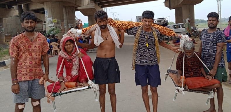 Shravan Kumar became Dhani Mahu's two brothers, taking their parents home after bathing them in Ganga in Kanwar