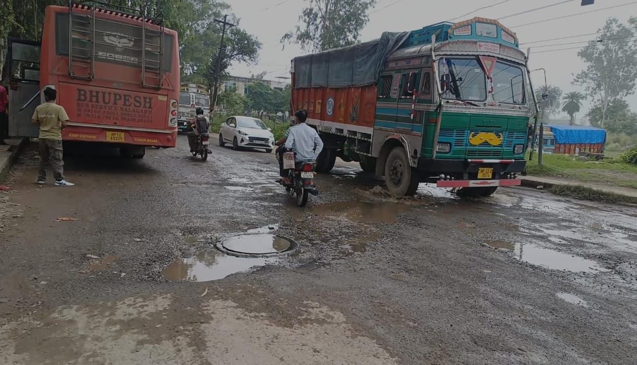 Dirty sewer water spread at Barotiwala Chowk, people worried