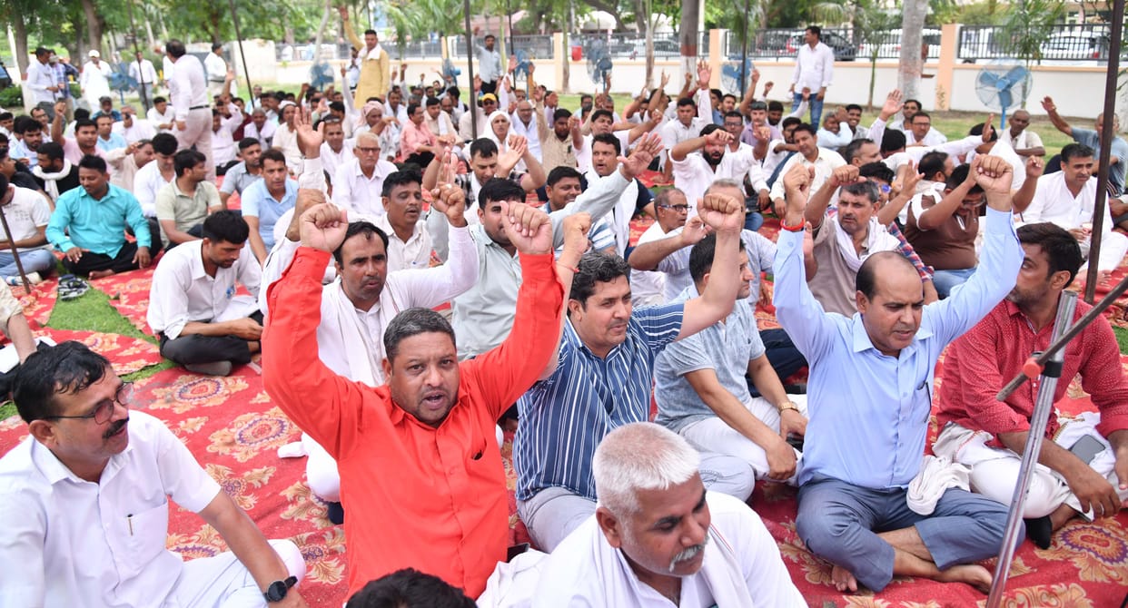 Employees demonstrated for four hours regarding pending demands in Vidyut Sadan