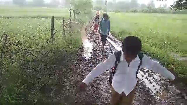 Damoh News Students forced to go to school through mud asked administration to build a road in our village