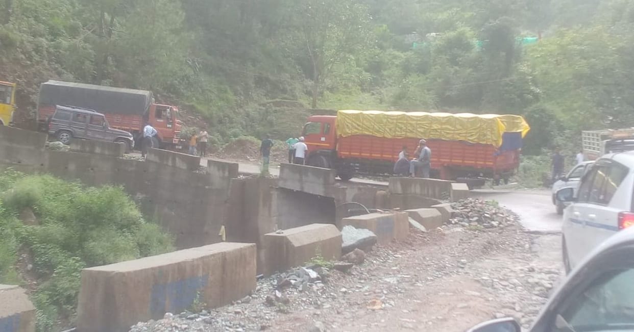 Truck broke down in the middle of the road, stalled for two hours in Mandi-Pathankot NH