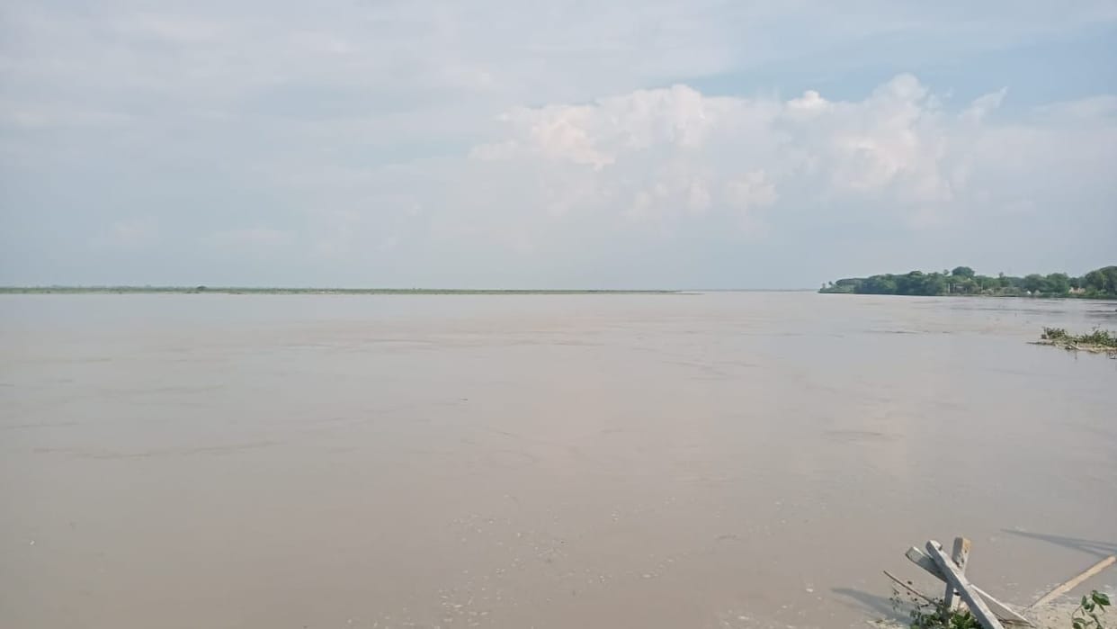Flood situation in many areas due to rising water level of river Ganga in Shahjahanpur