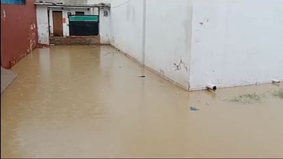 Lucknow News: जलभराव से नहीं मिल रहा छुटकारा, बेच रहे घर Not getting relief from waterlogging, houses are being sold