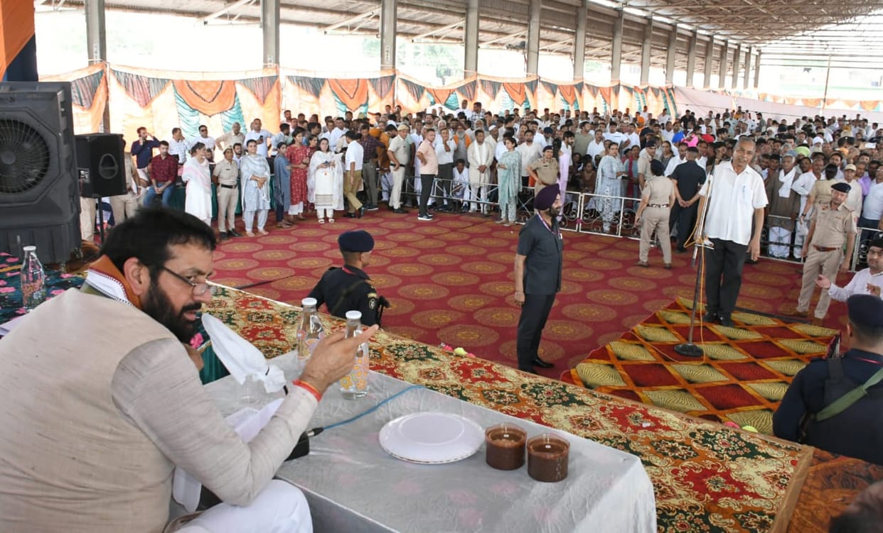 Panch said in front of CM- there is no teacher in school, how will the children study