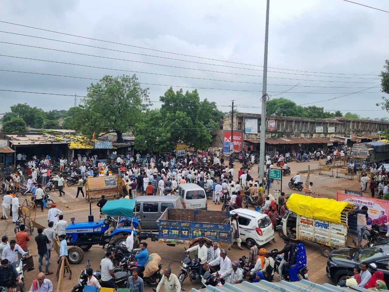 प्राचार्य के विरुद्ध ग्रामीणों का धरना प्रदर्शन