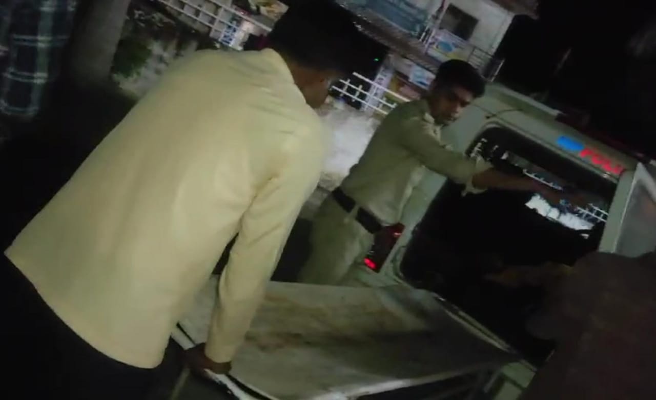 सड़क दुर्घटना के बाद पुलिस वाहन से अस्पताल लाकर घायल को भर्ती कराती पुलिस