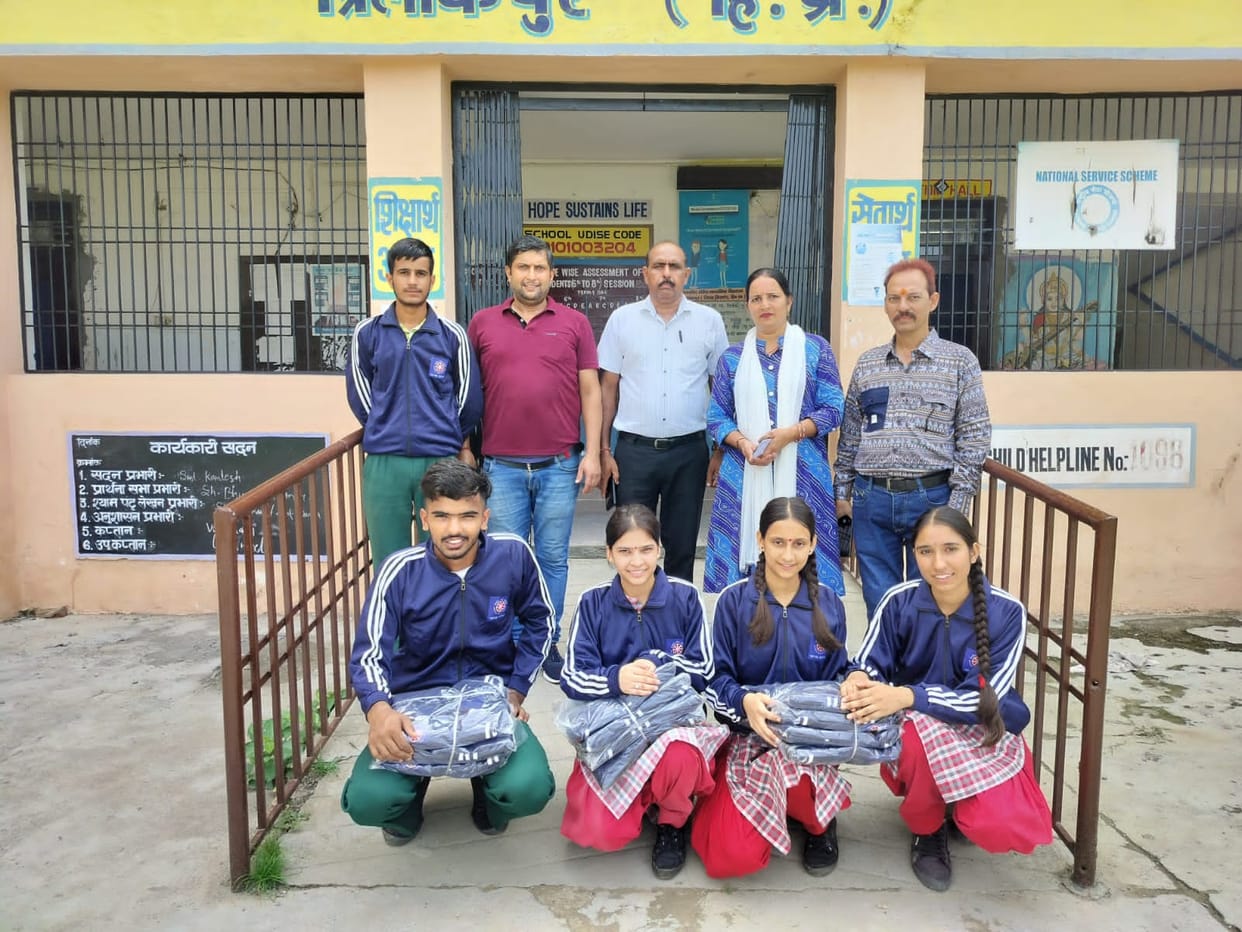 nss students of trilokpur school got track suits