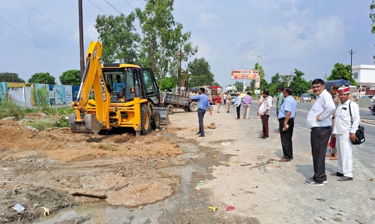 Heaps of gravel were removed from the roadside, the angry shopkeeper set fire to the goods kept on the cot