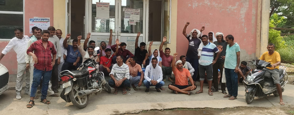 Angry farmers expressed their anger by closing the power house gate due to lack of electricity in the fields.