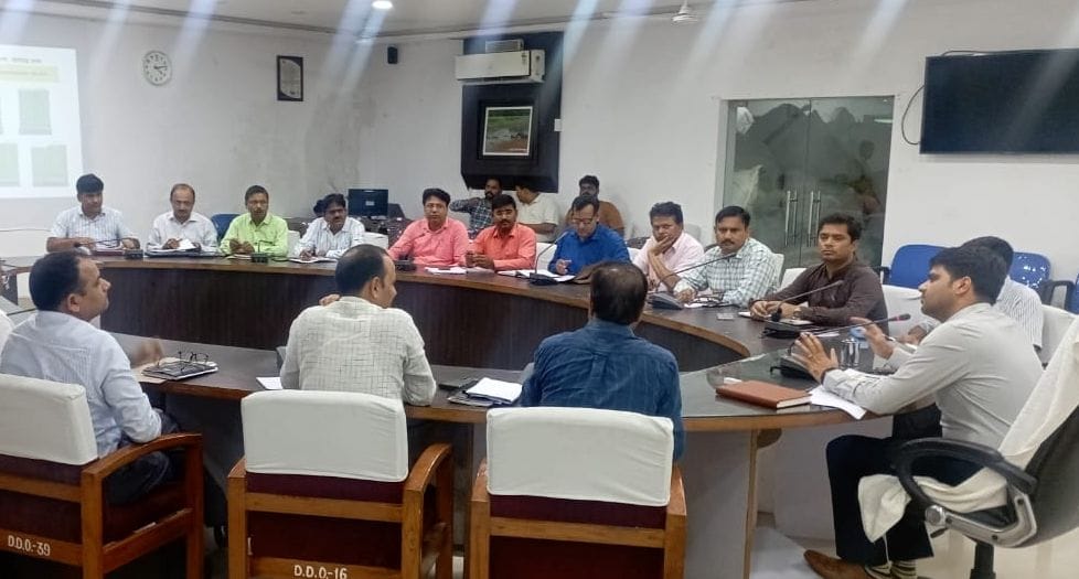 Salary of BEO Lakhimpur Dehat stopped due to poor progress