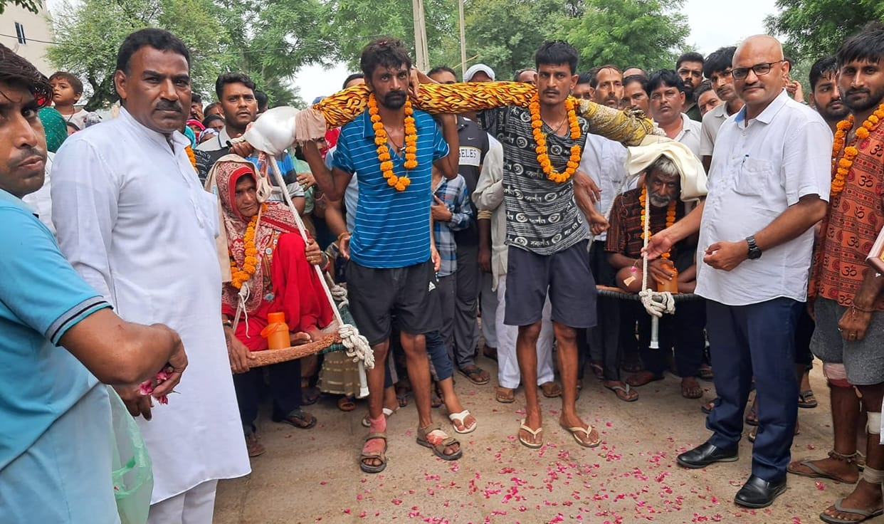 SDM honored two brothers who returned after taking their parents on pilgrimage