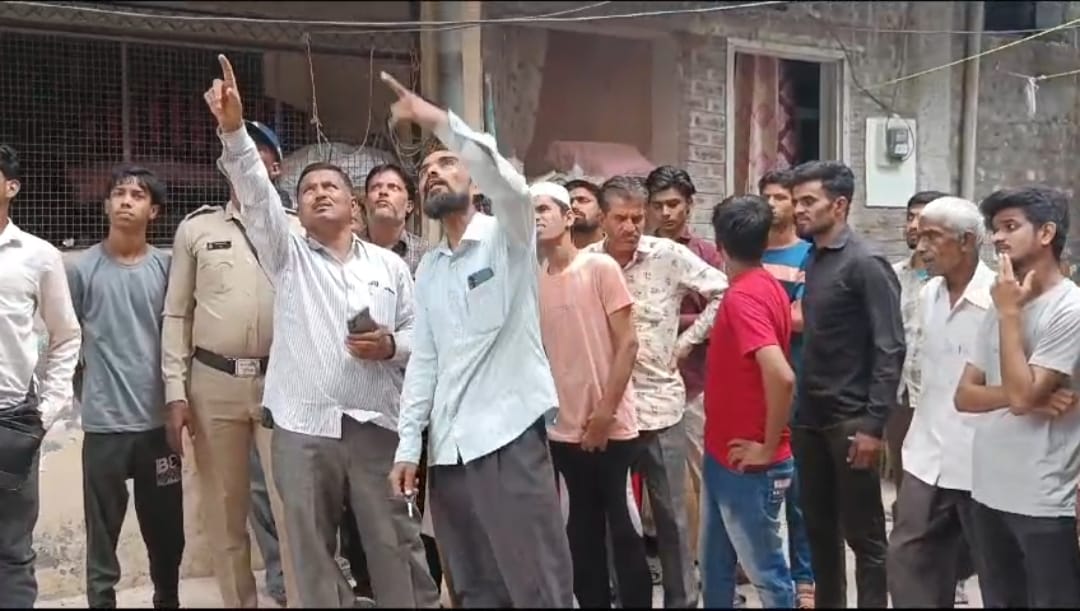 बुरहानपुर में सौ साल पुराना जर्जर मकान ढहा