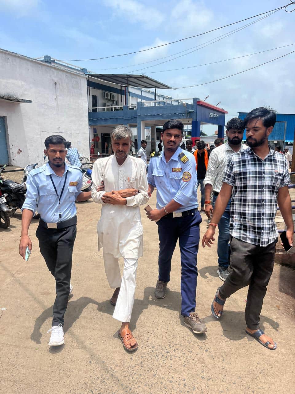 चोर को पकड़कर पुलिस के हवाले करते अस्पताल के सुरक्षा गार्ड