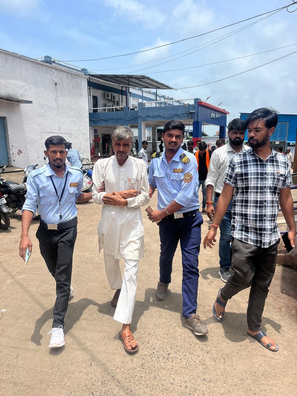 चोर को पकड़कर पुलिस के हवाले करते अस्पताल के सुरक्षा गार्ड