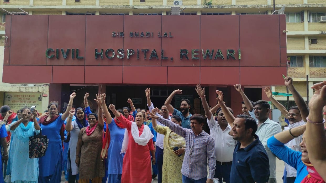 NHM employees raised slogans against the government