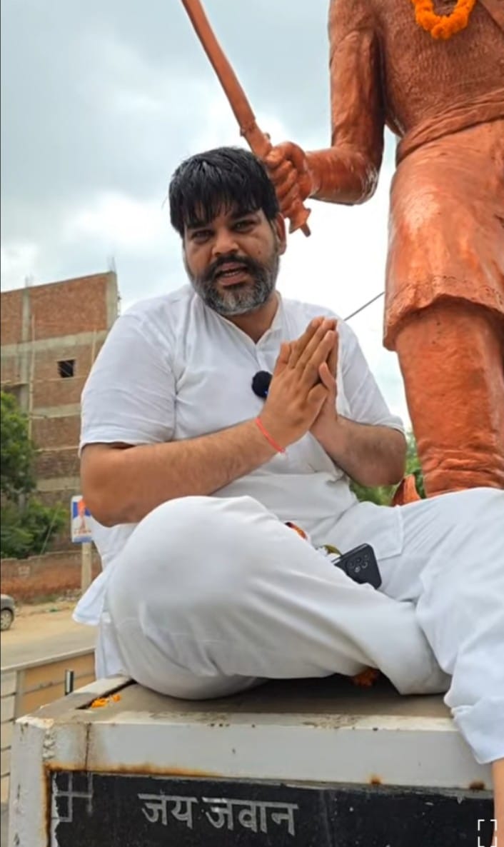 Unique way of protest, Councilor's husband reached Rao Tularam Chowk with a cot