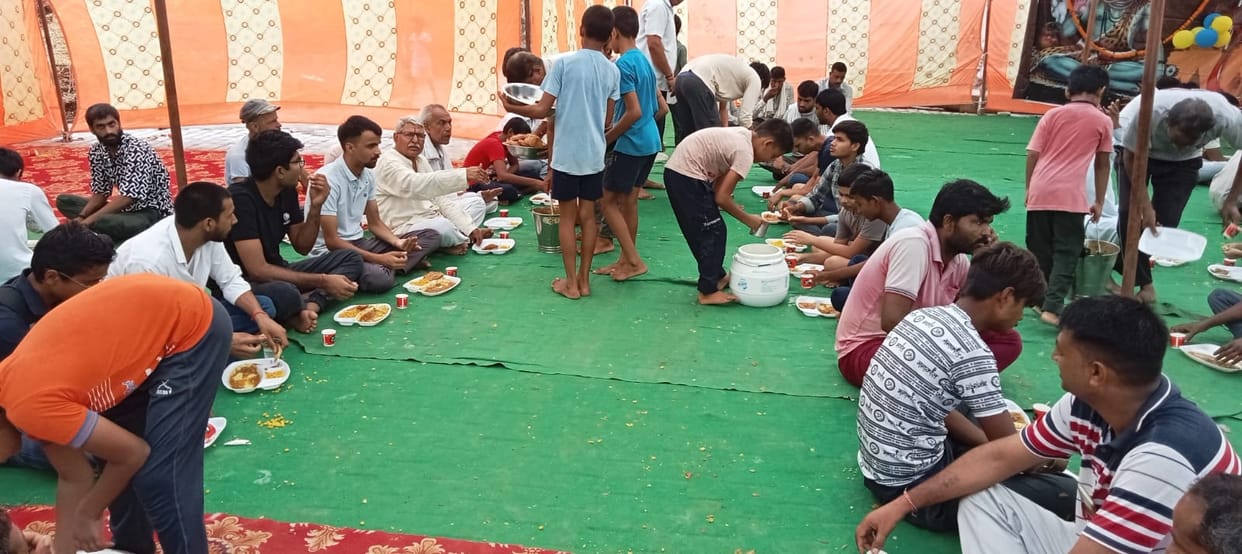 Bhandara organized in Shiv temple of Kanina, devotees accepted prasad