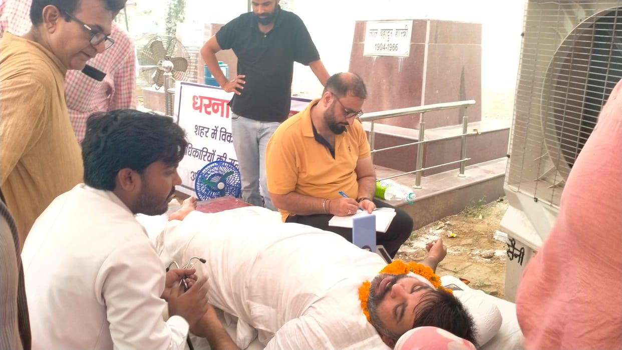 The city government raised anti-government slogans during the protest.
