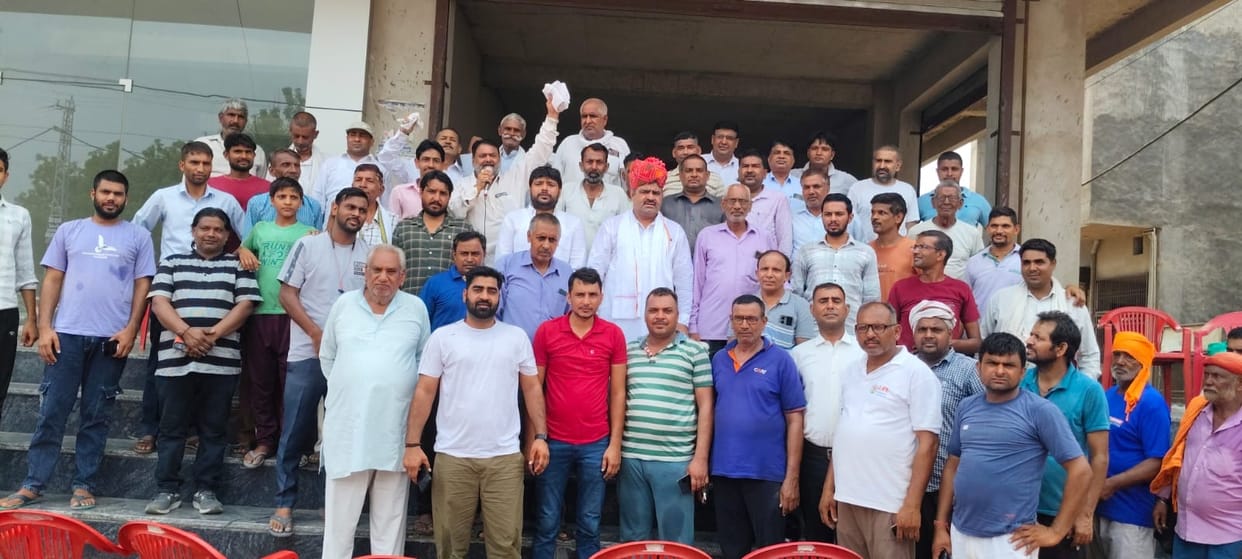 Sangharsh Committee did public relations in the city regarding the district headquarters, sought cooperation from businessmen