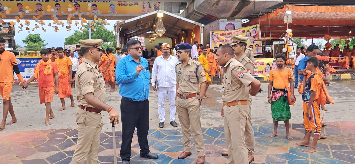 The police administration used all its might to control the crowd.