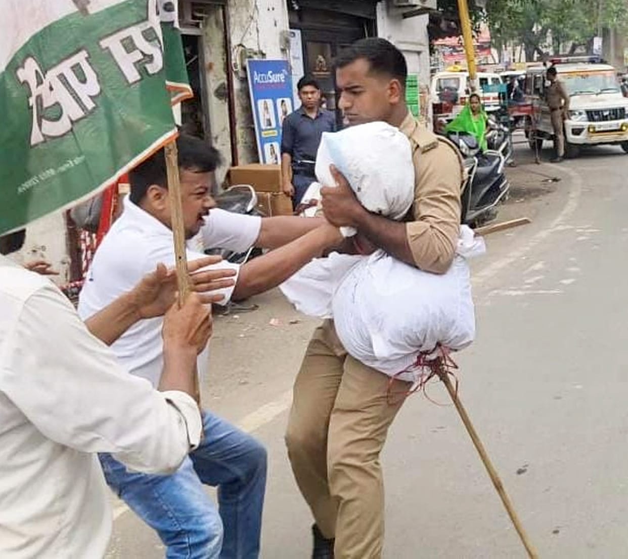 Congressmen arrive at Parshuram Chowk to burn the effigy of Anurag Thakur, clash with police